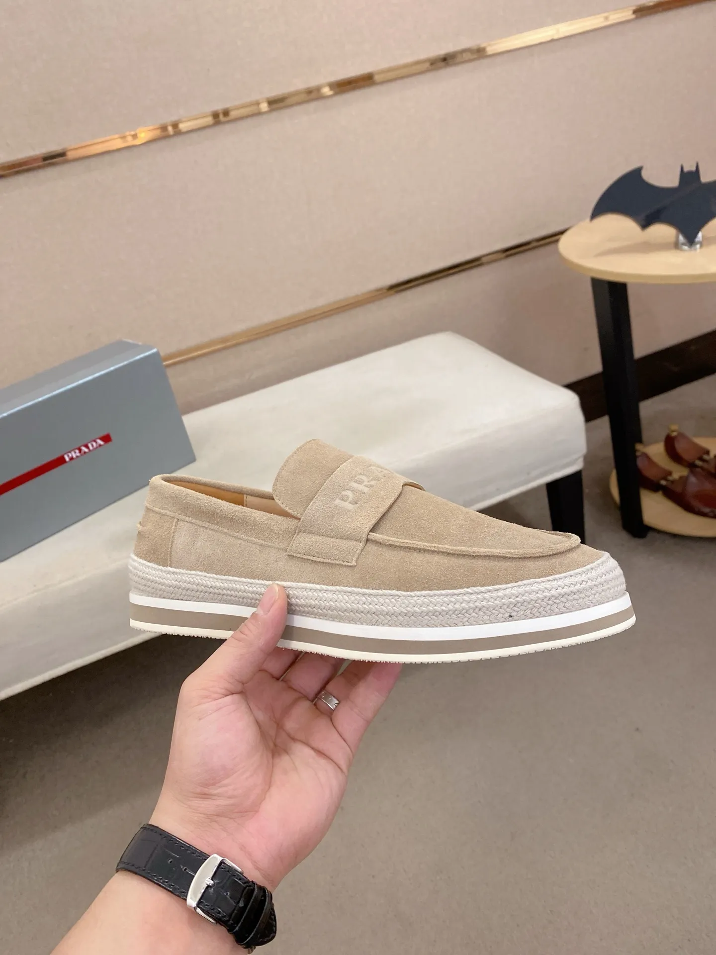 Men's shoes 💰 480💰 ✔️✔️✔️Top high version High-quality new PRADA (Prada) counters are launched at the same time. The new men's shoes and 😘fabrics are purely handmade in Niujing. Lining: Full cowhide lining. 👍🏿High-end☄️Open-molded non-slip rubber outsole, exquisite lines, simple and elegant, comfortable and high-end for leisure travel. Code number: 38-44. Can be customized45